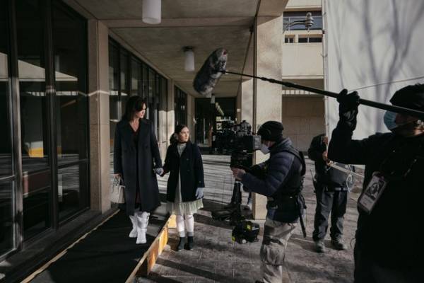 イザベル・ファーマン＆監督らが驚きの撮影トリック明かす『エスター ファースト・キル』メイキング特別映像