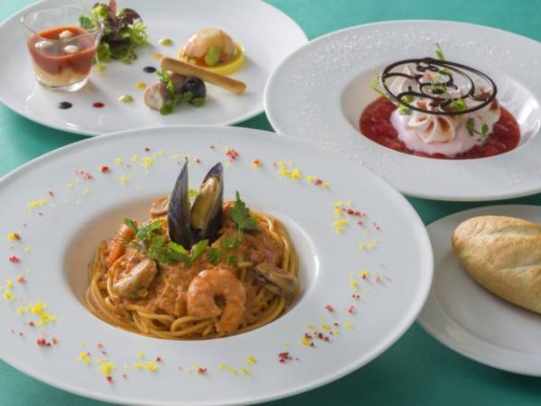 【ディズニー】TDR40周年記念の期間限定メニューへの想いを、開発者シェフが語る～パスタ料理「イーストサイド・カフェ」編