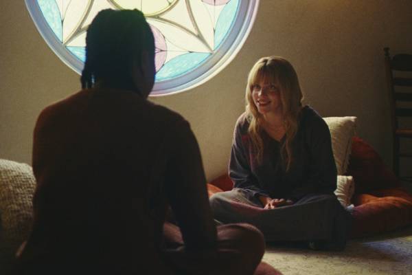 ビリー・アイリッシュ、強烈な俳優デビュー「キラー・ビー」場面写真＆LAプレミア写真到着