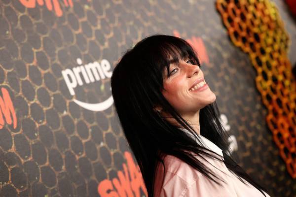 ビリー・アイリッシュ、強烈な俳優デビュー「キラー・ビー」場面写真＆LAプレミア写真到着