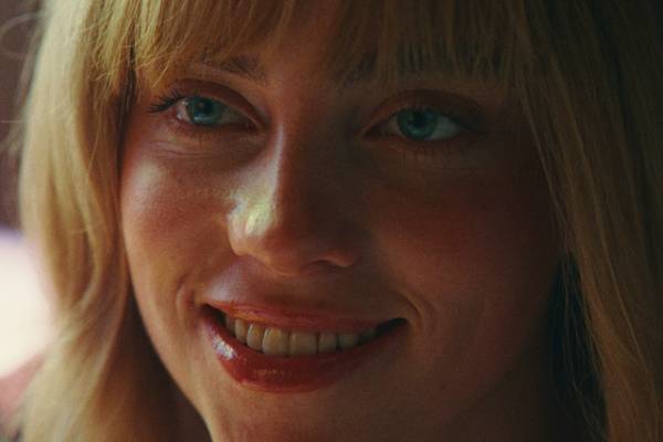 ビリー・アイリッシュ、強烈な俳優デビュー「キラー・ビー」場面写真＆LAプレミア写真到着