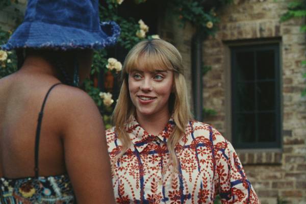 ビリー・アイリッシュ、強烈な俳優デビュー「キラー・ビー」場面写真＆LAプレミア写真到着