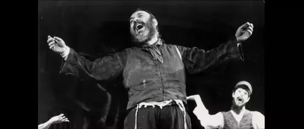 トポルが語る撮影の思い出と家族の悲劇『屋根の上のバイオリン弾き物語』特別映像