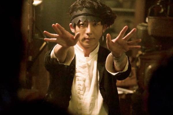 “露伴”長尾謙杜、謎めいた木村文乃との2ショット 高橋一生主演『岸辺露伴 ルーヴルへ行く』新場面写真