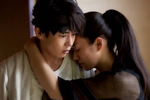 “露伴”長尾謙杜、謎めいた木村文乃との2ショット 高橋一生主演『岸辺露伴 ルーヴルへ行く』新場面写真