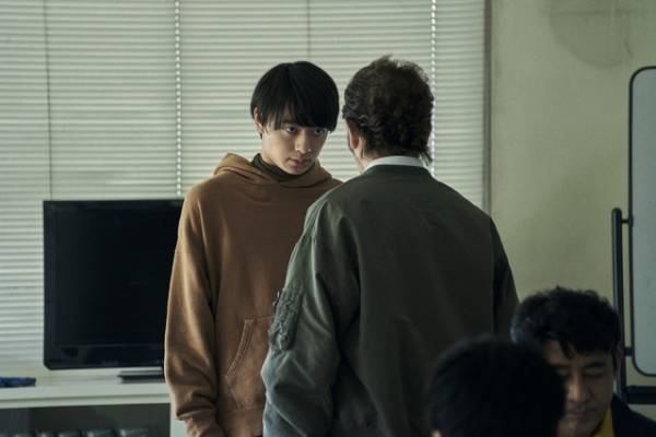 黒木華の弟役、作間龍斗が超重要シーン担う『ヴィレッジ』場面写真