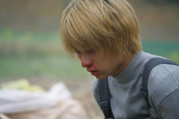 奥平大兼、横浜流星は「改めてすごい先輩」『ヴィレッジ』その場の空気を一瞬で変える“後輩”役に