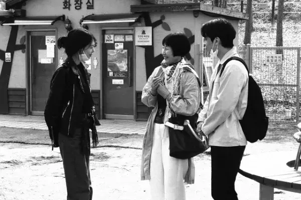 キム・ミニ×イ・ヘヨンが友愛と連帯の物語紡ぐ、ホン・サンス監督作『小説家の映画』6月公開