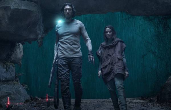 巨大恐竜がアダム・ドライバーに襲い掛かる！『65／シックスティ・ファイブ』場面写真