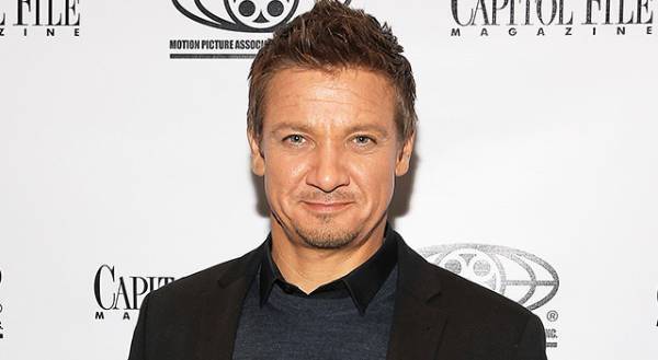 ジェレミー・レナー、重傷を負った事故から初の公の場へ「レナベーション」ワールドプレミア