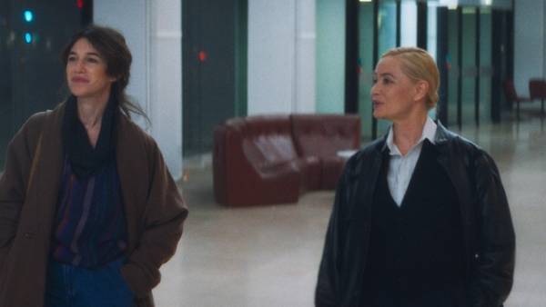 シャルロット・ゲンズブール×エマニュエル・ベアール、23年ぶりの共演『午前4時にパリの夜は明ける』本編映像