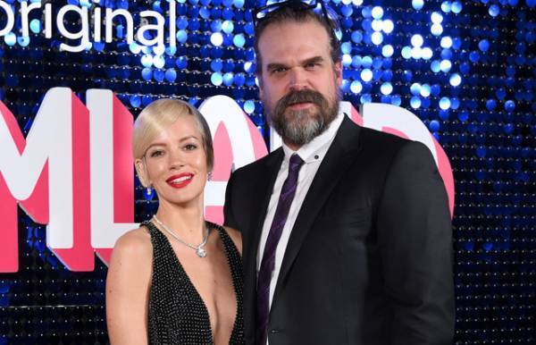 デヴィッド・ハーバー、「ストレンジャー・シングス」ジム・ホッパーの写真でデートアプリに登録 妻リリー・アレンと出会う