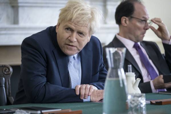 ケネス・ブラナー、特殊メイクでコロナ禍の英首相になりきる「This イングランド」