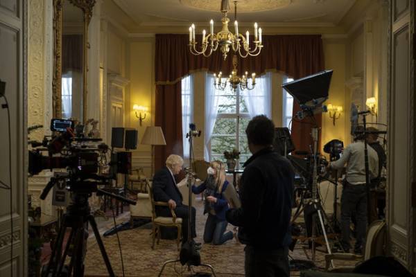 ケネス・ブラナー、特殊メイクでコロナ禍の英首相になりきる「This イングランド」