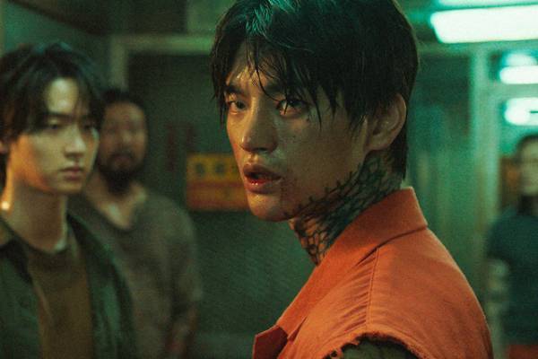 ソ・イングク、カリスマ放ちチャン・ドンユンにウィンク！『オオカミ狩り』本編映像