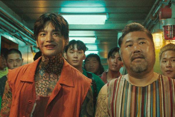 ソ・イングク、カリスマ放ちチャン・ドンユンにウィンク！『オオカミ狩り』本編映像