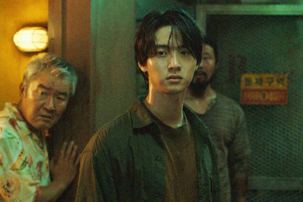 ソ・イングク、カリスマ放ちチャン・ドンユンにウィンク！『オオカミ狩り』本編映像