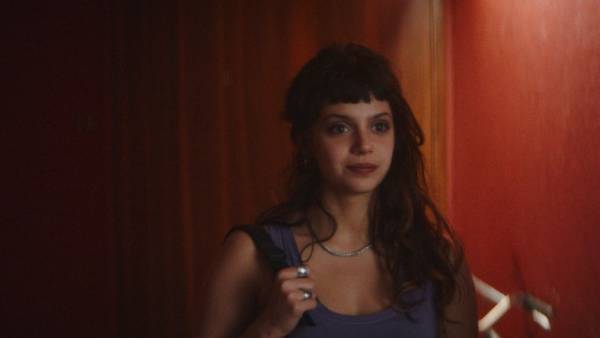 「きっとこの映画に救われる」シャルロット・ゲンズブールの名演光る『午前4時にパリの夜は明ける』本編映像