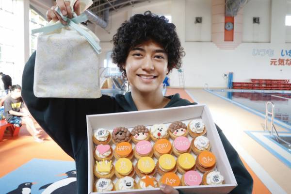 高橋海人、アフロ姿で誕生日サプライズ！「世界遺産を沢山見に行きたい」