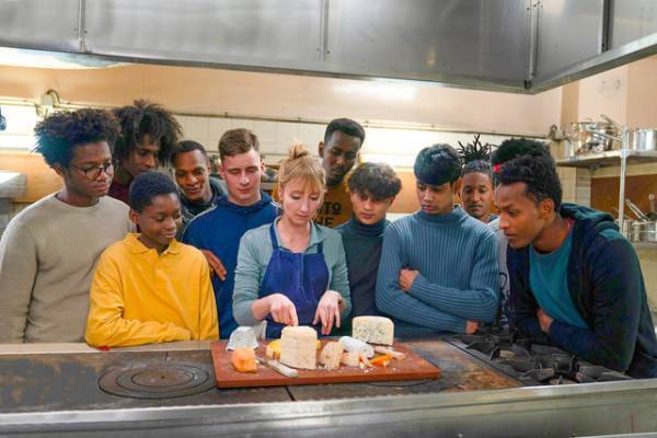 一流シェフと移民少年が料理番組に出場!?『ウィ、シェフ！』日本版予告