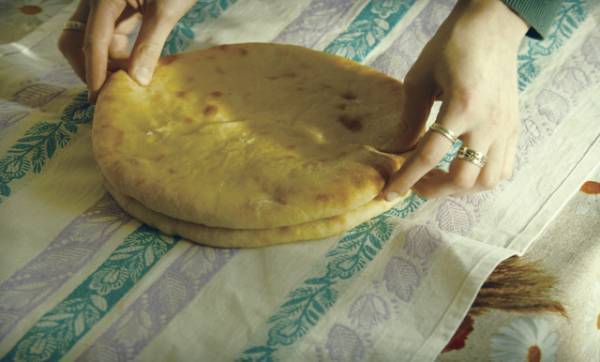 ジョージア大使直伝！ハチャプリのレシピ公開『ジョージア、白い橋のカフェで逢いましょう』