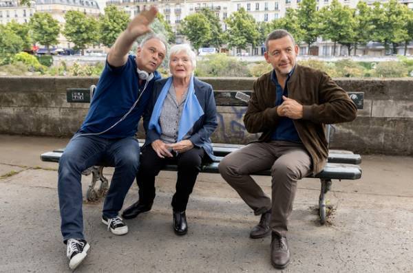 ドライブシーンは全てスタジオ撮影！監督＆キャストが明かす撮影舞台裏『パリタクシー』メイキング映像