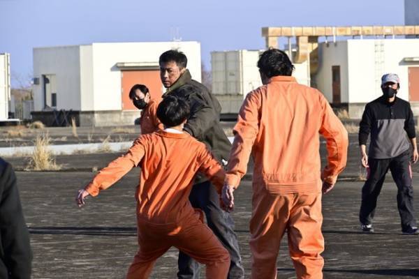 過酷な撮影の合間に笑顔も　竹内涼真主演「君と世界が終わる日に」S4メイキング映像