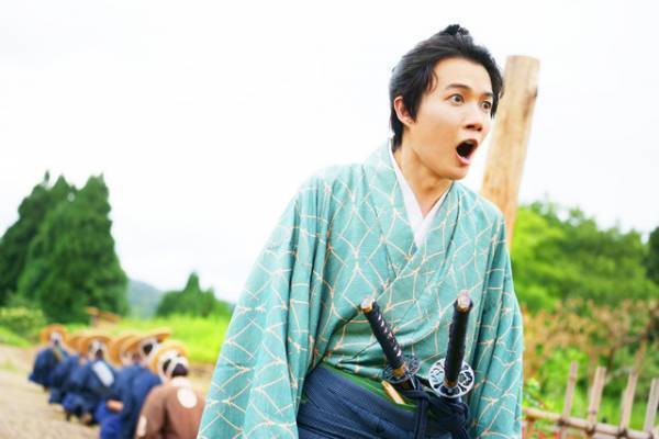 神木隆之介“巻き込まれ系プリンス”、借金返済に挑む『大名倒産』場面写真