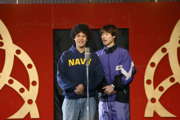 高橋海人＆戸塚純貴、若きオードリー公開「だが、情熱はある」場面写真