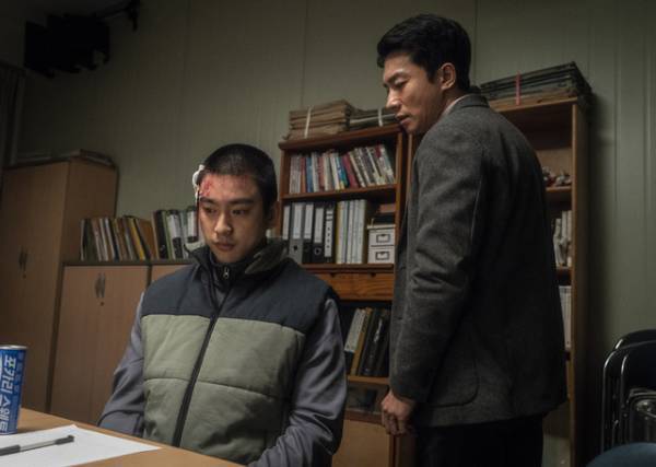 パク・ジニョン、入隊前の主演作『聖なる復讐者』一人二役に挑戦した場面写真解禁