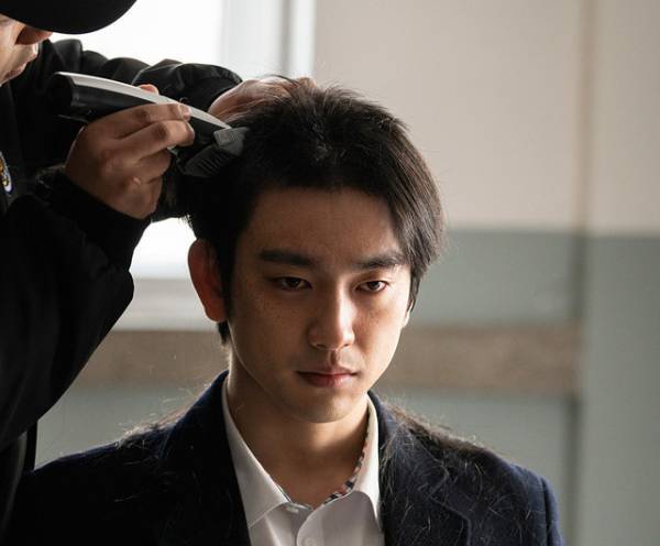 パク・ジニョン、入隊前の主演作『聖なる復讐者』一人二役に挑戦した場面写真解禁