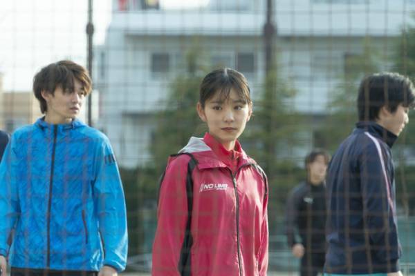 大河出演やCMで話題、當真あみが魅せる目元の輝き『水は海に向かって流れる』場面写真