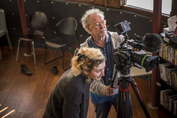 「観客の手を取って誘う」セーヌ川、船上の精神ケアを追う『アダマン号に乗って』監督インタビュー