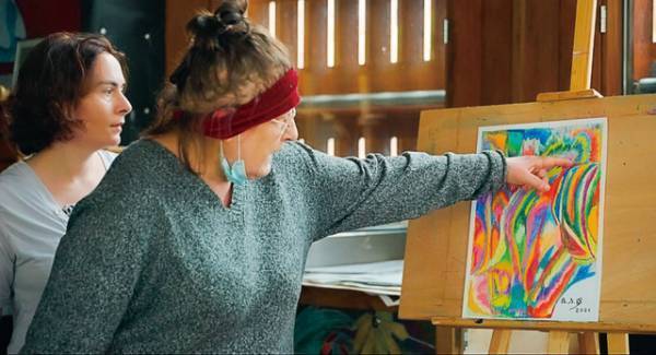 「観客の手を取って誘う」セーヌ川、船上の精神ケアを追う『アダマン号に乗って』監督インタビュー