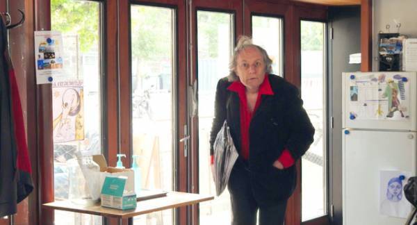 「観客の手を取って誘う」セーヌ川、船上の精神ケアを追う『アダマン号に乗って』監督インタビュー