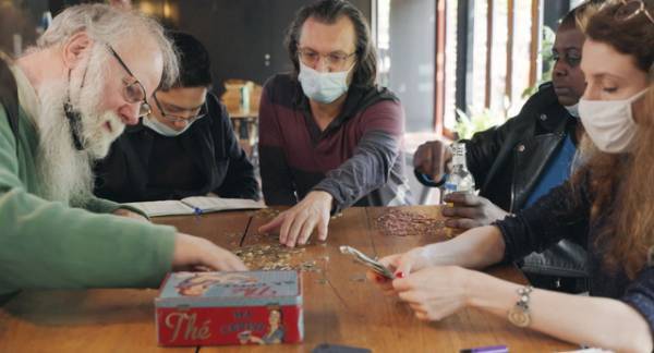 「観客の手を取って誘う」セーヌ川、船上の精神ケアを追う『アダマン号に乗って』監督インタビュー