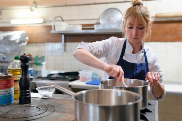 目にも鮮やか、一流レストランの創作料理『ウィ、シェフ！』本編映像