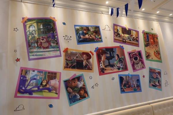【ディズニー】おもちゃの部屋へようこそ！「トイ・ストーリー」スペシャルカフェが東京・大阪・名古屋の三大都市に期間限定オープン