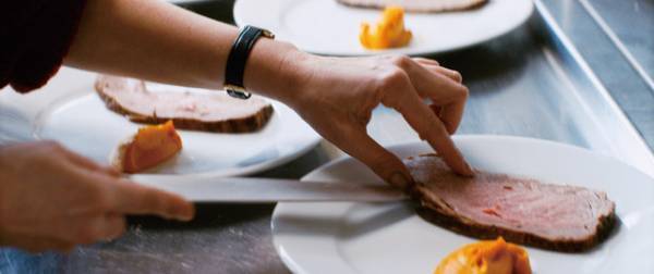 『ウィ、シェフ！』に登場“仔牛のランプ肉 ニンジンのピューレ添え”レシピを独占入手！