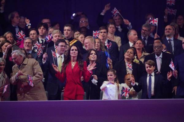 戴冠式コンサートで歌って踊るジョージ王子＆シャーロット王女、ノリの良さにファン「かわいい」