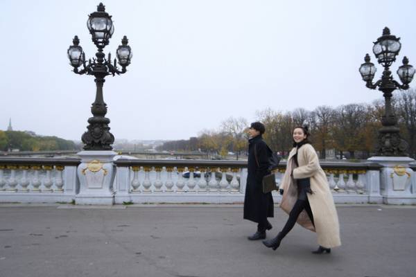 高橋一生＆飯豊まりえ＆長尾謙杜…『岸辺露伴 ルーヴルへ行く』メイキング＆オフショット一挙公開