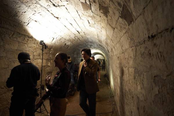 高橋一生＆飯豊まりえ＆長尾謙杜…『岸辺露伴 ルーヴルへ行く』メイキング＆オフショット一挙公開