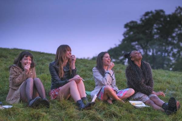 英人気コラムニストの自伝的小説をドラマ化「ミレニアル・ガールズ～ロンドン無計画ライフ～」日本初配信