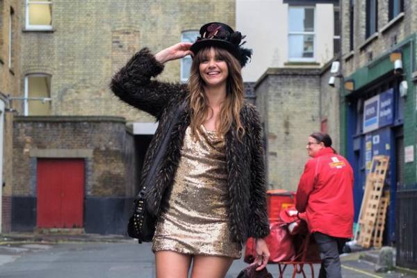 英人気コラムニストの自伝的小説をドラマ化「ミレニアル・ガールズ～ロンドン無計画ライフ～」日本初配信