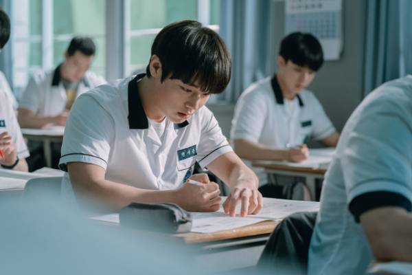 “学園版「D.P.」”の呼び声も！パク・ジフン主演「弱いヒーロー Class１」本予告