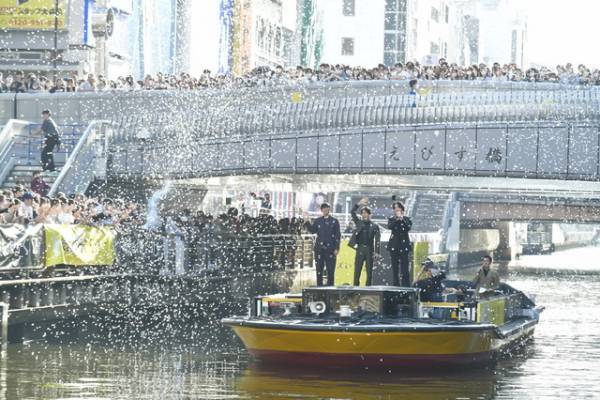 岡田准一「ひらパー兄さんの自信作」、綾野剛＆藤井道人監督と道頓堀に登場『最後まで行く』