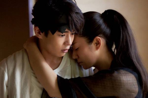 高橋一生と「モナ・リザ」、飯豊まりえの可憐なポージング…『岸辺露伴 ルーヴルへ行く』メイキング“完全版”公開