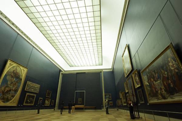 高橋一生と「モナ・リザ」、飯豊まりえの可憐なポージング…『岸辺露伴 ルーヴルへ行く』メイキング“完全版”公開