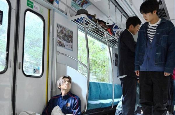 「ペンディングトレイン」4話、山田裕貴“直哉”と赤楚衛二“優斗”の笑顔ハグに「二人が笑い合うなんて、想像していなかった」の声