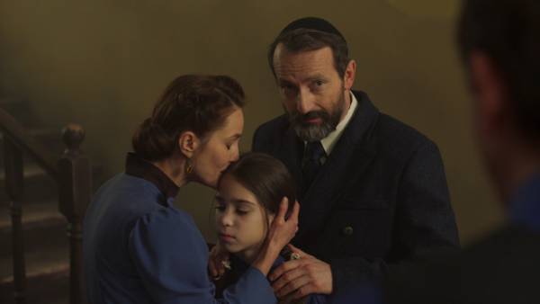 家族を襲う戦争の理不尽さ捉える『キャロル・オブ・ザ・ベル』シーン写真